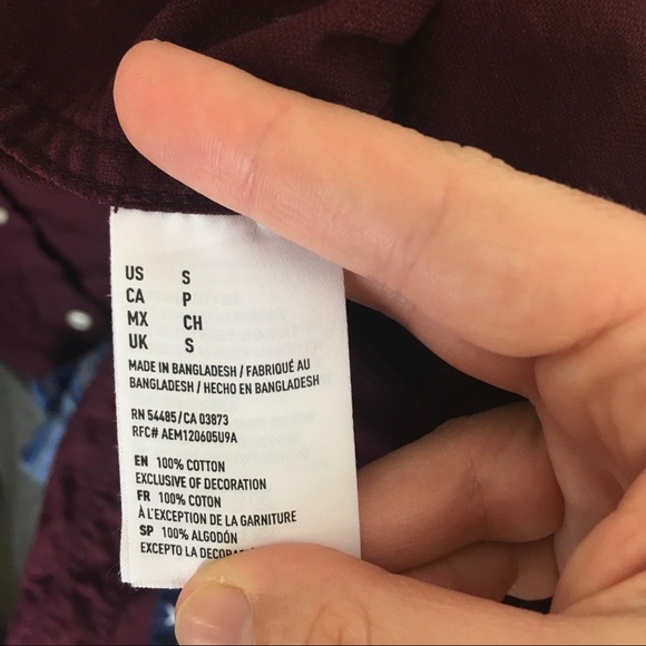 🍑AEO The Classic Fit Purple Button Up Top - Picture 5 of 6